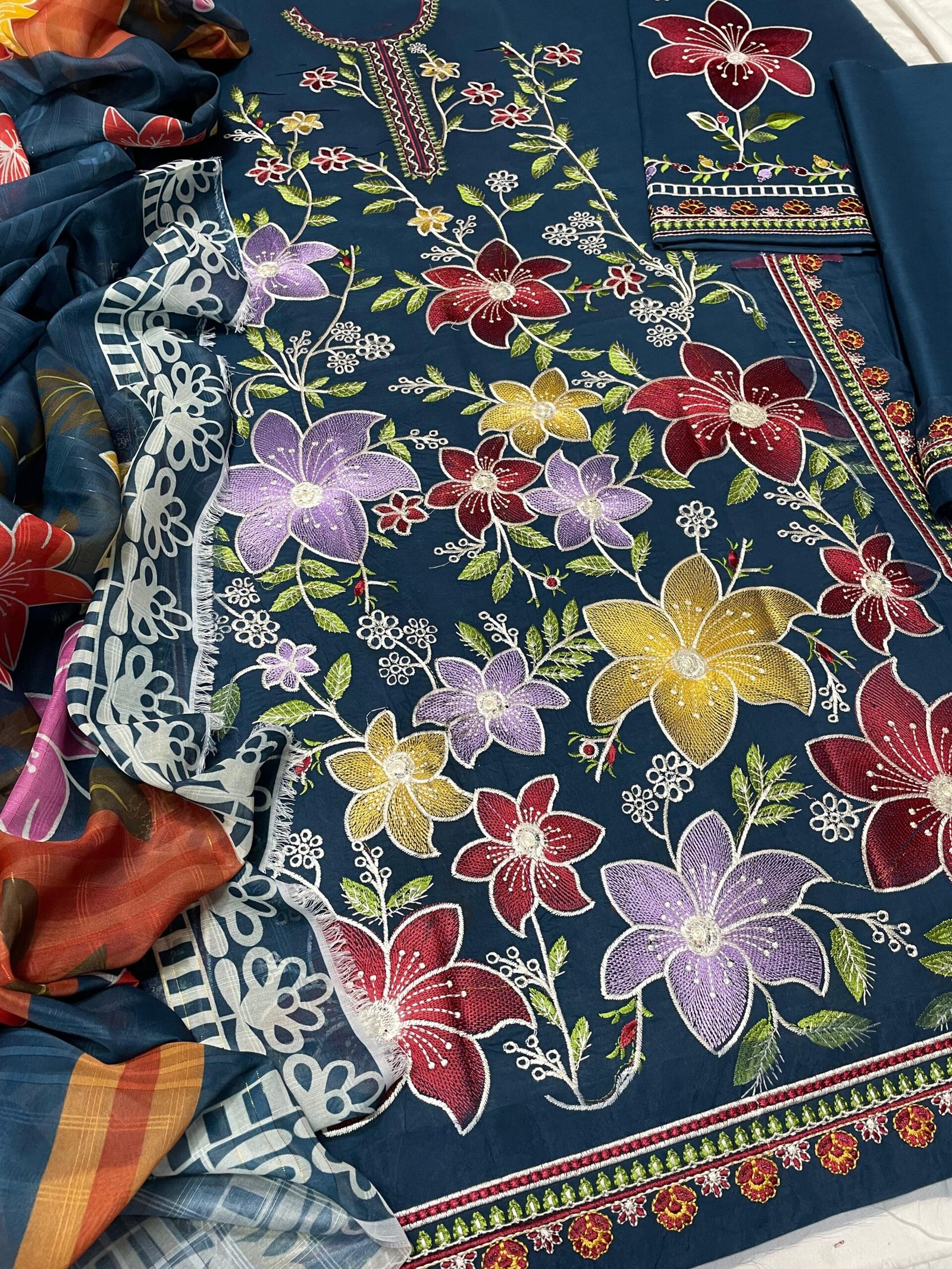 D-1848 Fine Quality Lawn 3 Pc Unstitched - Image 26