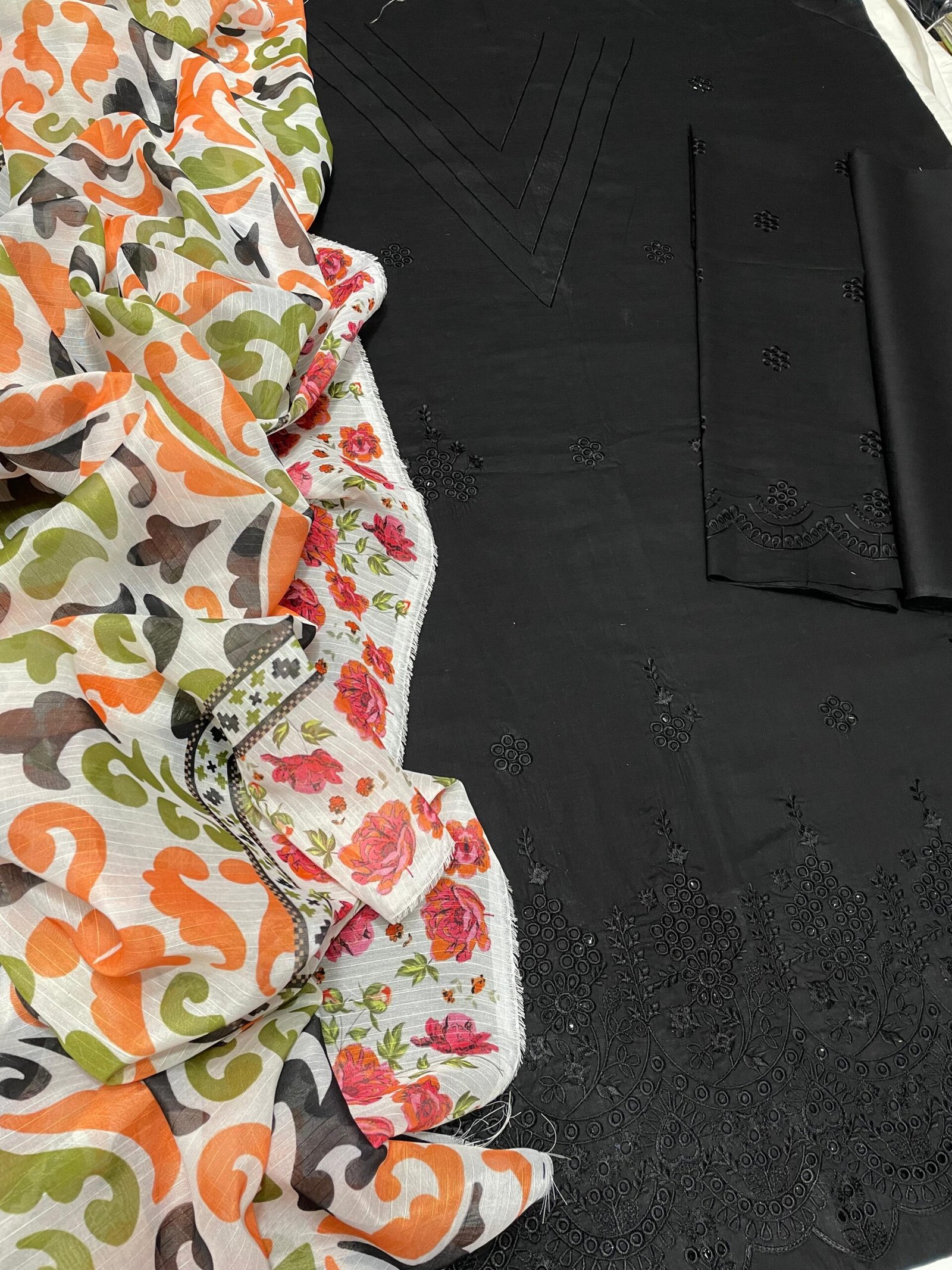 D-1842 Fine Quality Chickenkari Lawn 3 Pc Unstitched - Image 8