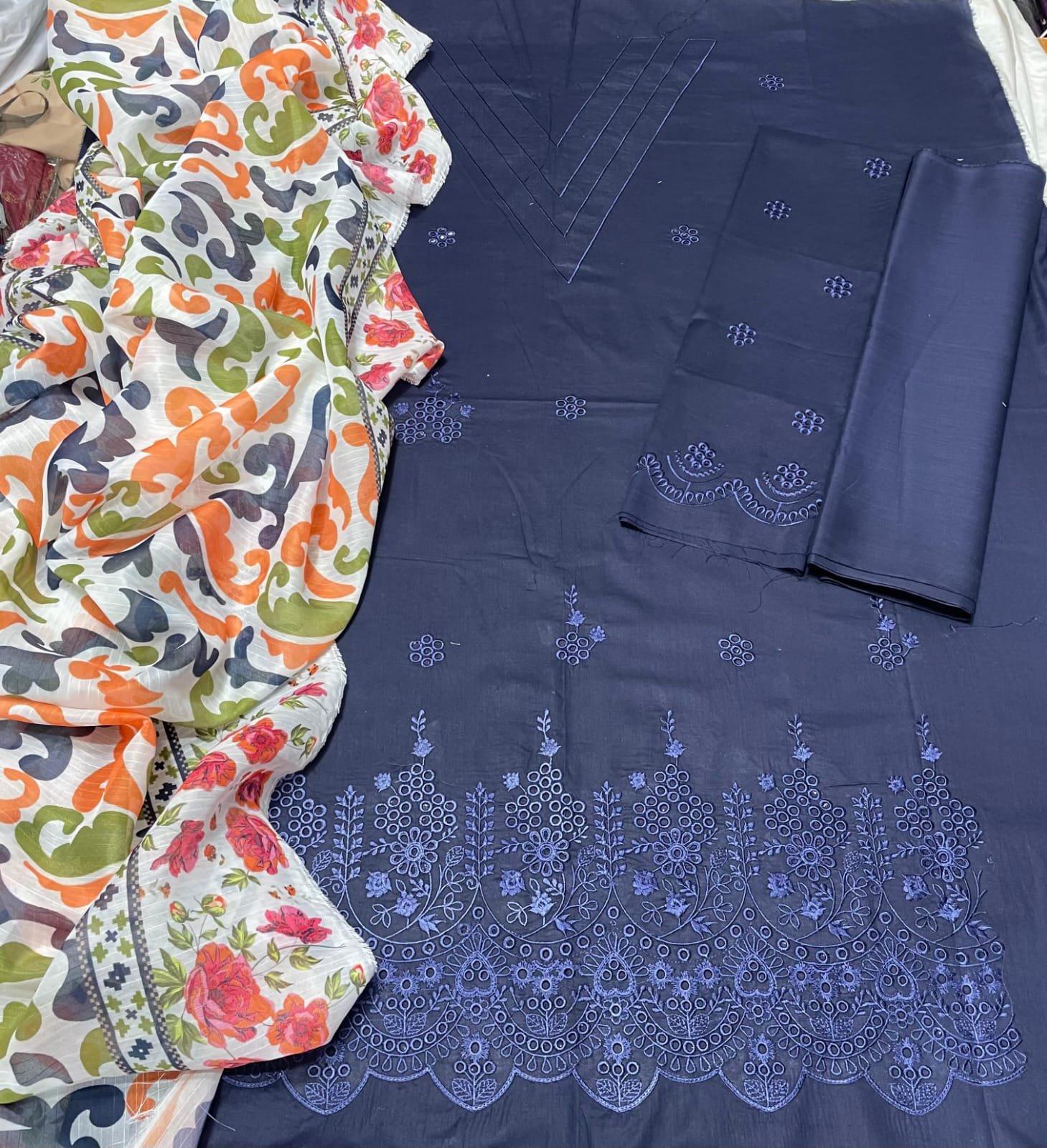 D-1842 Fine Quality Chickenkari Lawn 3 Pc Unstitched - Image 13